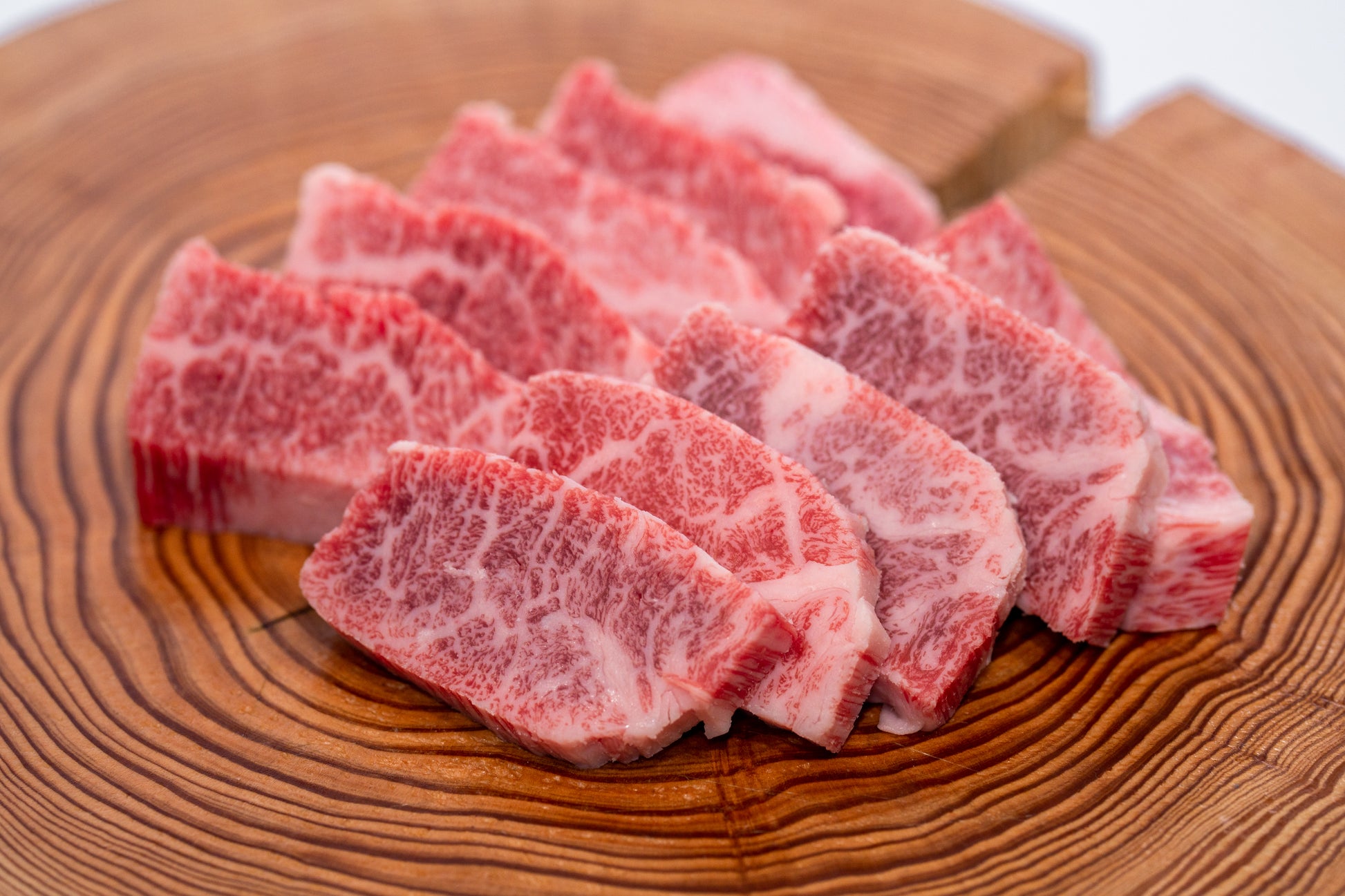 上質な脂が適度に入ったバラ肉は、焼肉に最適です。 肉質は柔らかく、噛むと脂の甘みが広がり肉の旨さが際立ちます。 塩胡椒だけでも美味しくいただけますが、タレなどをつけても負けない肉の旨味をお楽しみいただけます。
