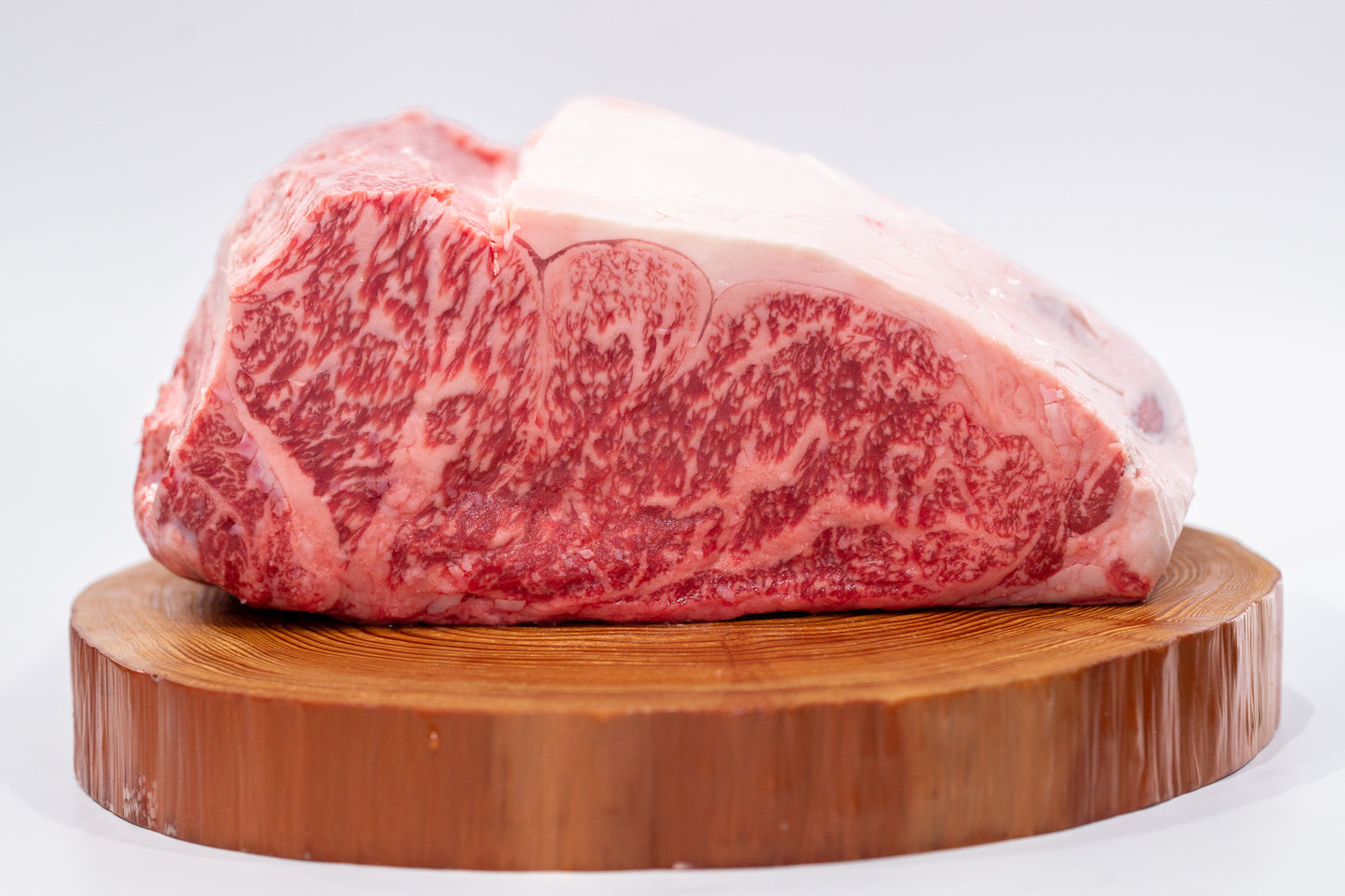 ロースは、肩から腰の部位になります。 和牛本来の肉の旨味と良質な脂を味わうには、ステーキが一番！シンプルに塩胡椒だけで肉の味が引き立ちます。柔らかい肉質に脂の甘みが加わり、あか牛の旨さをご堪能いただけます。