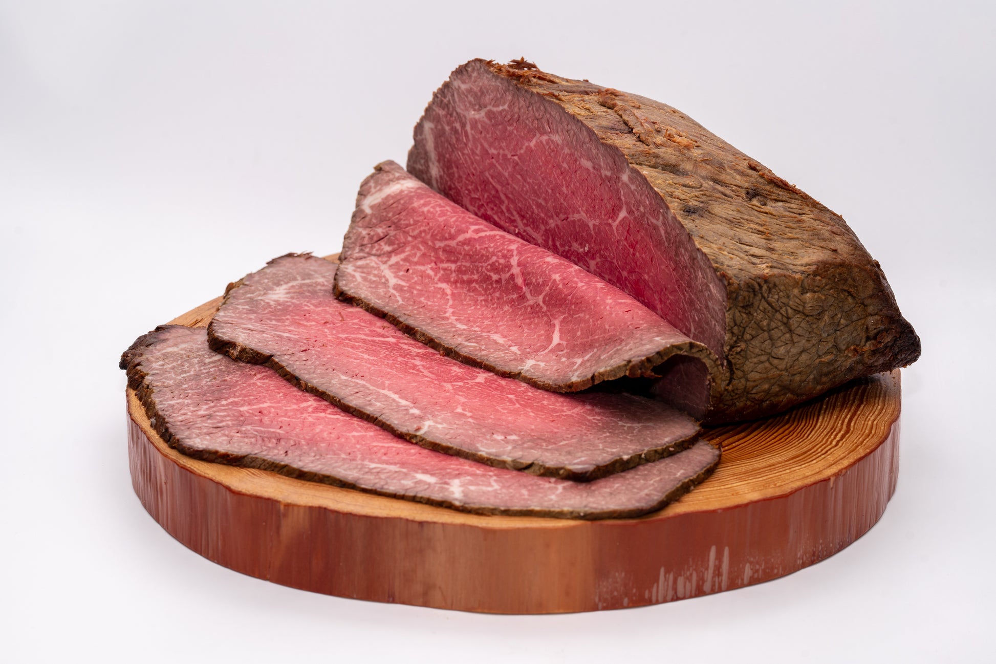  赤身が美しいあか牛モモ肉を使用。  肉本来の旨さを十分に味わうことができる、こだわりのローストビーフです。じっくりとローストした肉は、しっとり柔らかく噛むたびに旨味が広がります