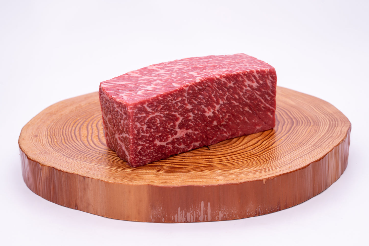 他の牛肉よりも栄養価が高く、脂もすっきりとし健康ビーフと呼ばれるモモをブロックでご用意。ぜひ熊本和牛あか牛（赤牛）精肉販売所オンラインショップの通販でお買い求めください。